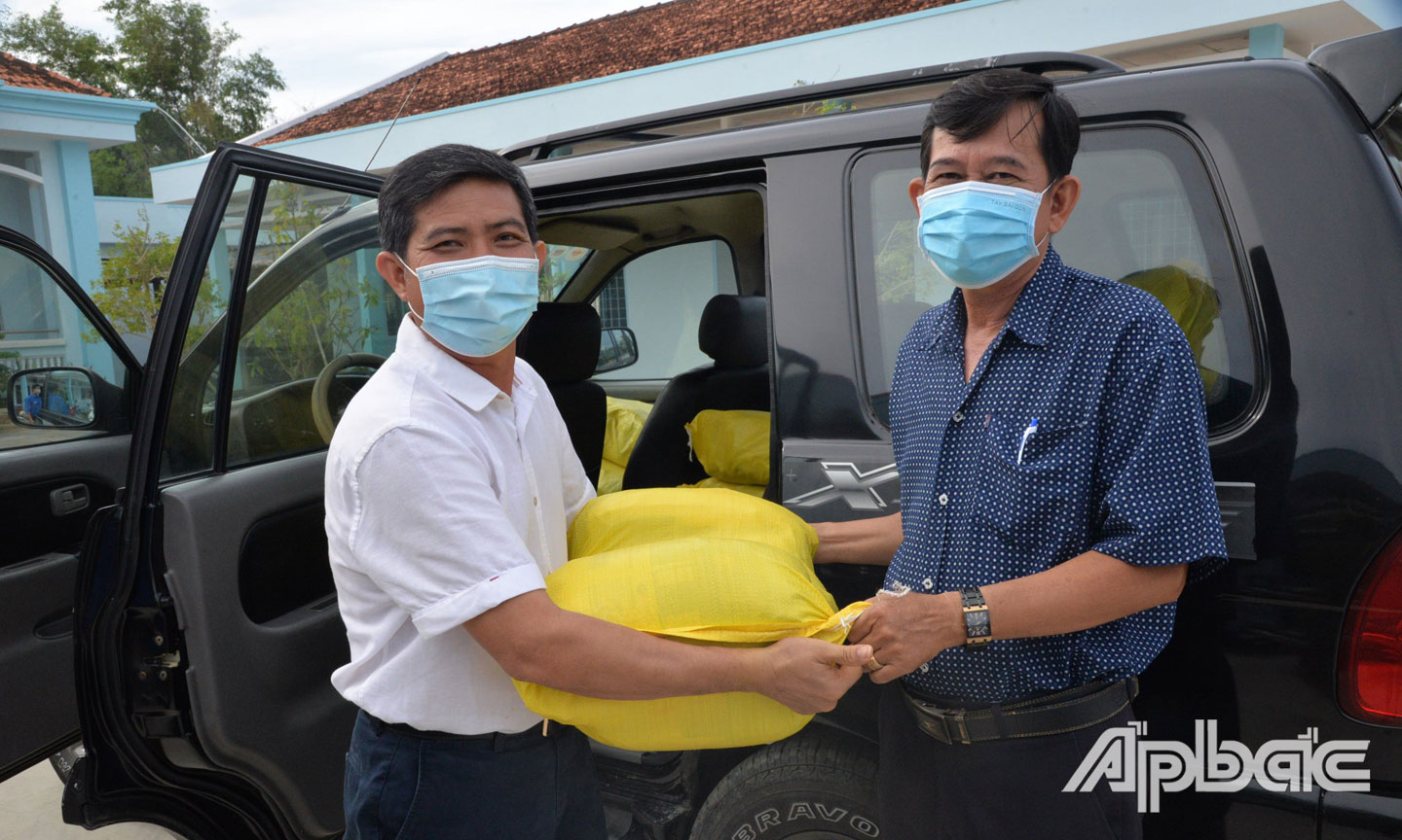 Nhà hảo tâm vận chuyển gạo đến Khối Vận huyện hỗ trợ các chương trình giúp người nghèo, khó khăn trong mùa Covid-19.