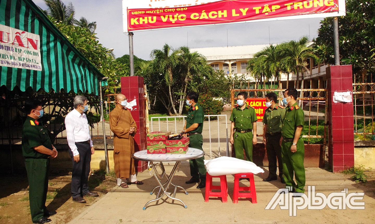 Đoàn đến thăm, tặng quà cho Khu cách ly tập trung Tịnh Hà ở xã Mỹ Tịnh An, huyện Chợ Gạo.