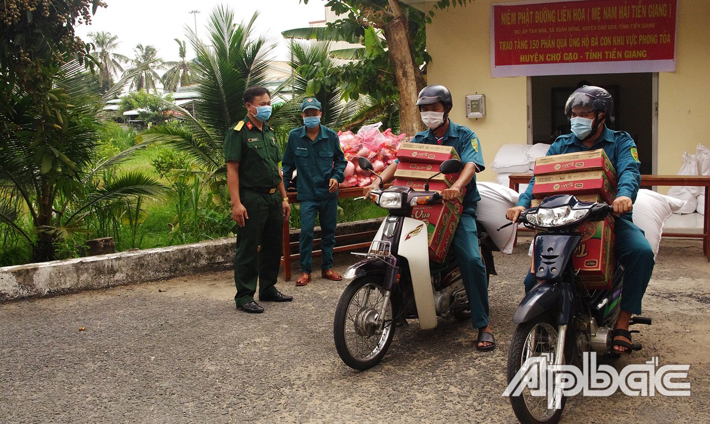 Lực lượng dân quân xã Long Bình Điền, huyện Chợ Gạo tiếp nhận và chuyển phát quà đến các hộ gia đình trong khu vực phong tỏa.