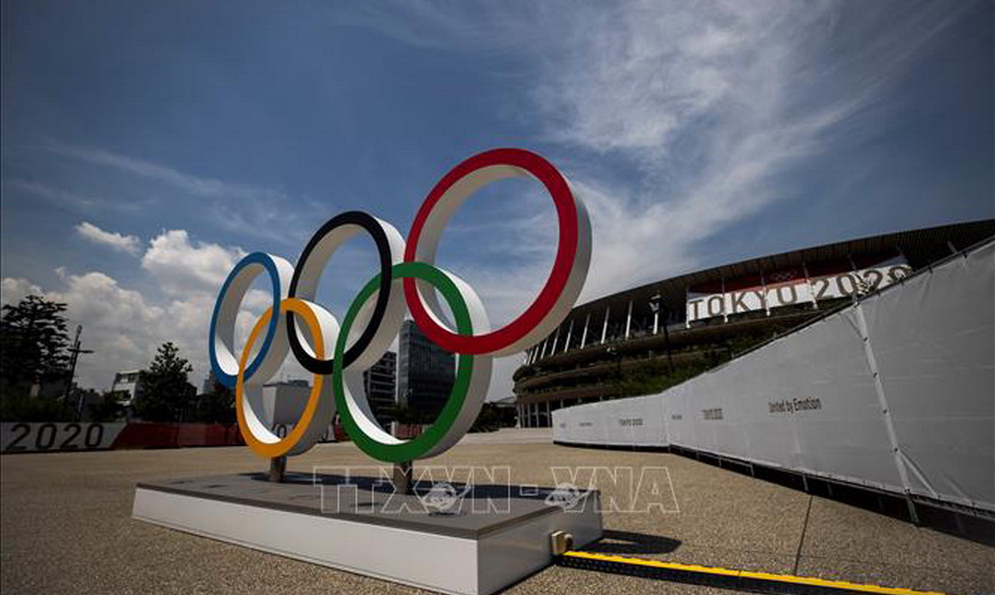 Biểu tượng Olympic tại khu vực sân vận động Olympic ở Tokyo, Nhật Bản ngày 20-7-2021. Ảnh: AFP/TTXVN