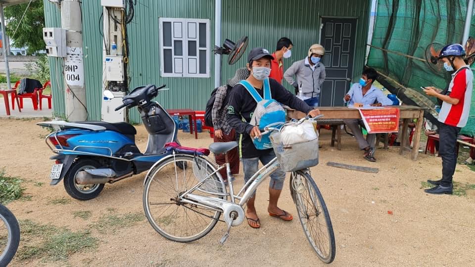 Hình ảnh gia đình trên chặng đường dài về quê bằng xe đạp.