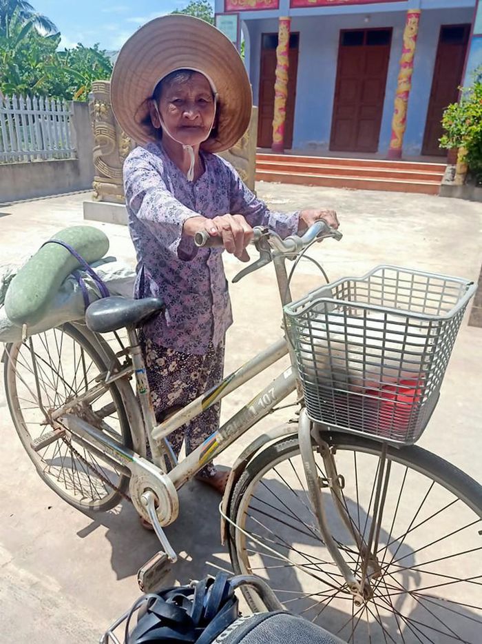 Hình ảnh bà mẹ Quảng Trị mang quà gửi TP. Hồ Chí Minh được chia sẻ trên mạng xã hội.