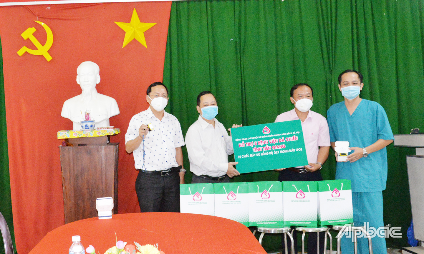 Lãnh đạo Bệnh viện dã chiến số 1 tiếp nhận máy SpO2 từ Ngân hàng Chính sách xã hội chi nhánh Tiền Giang