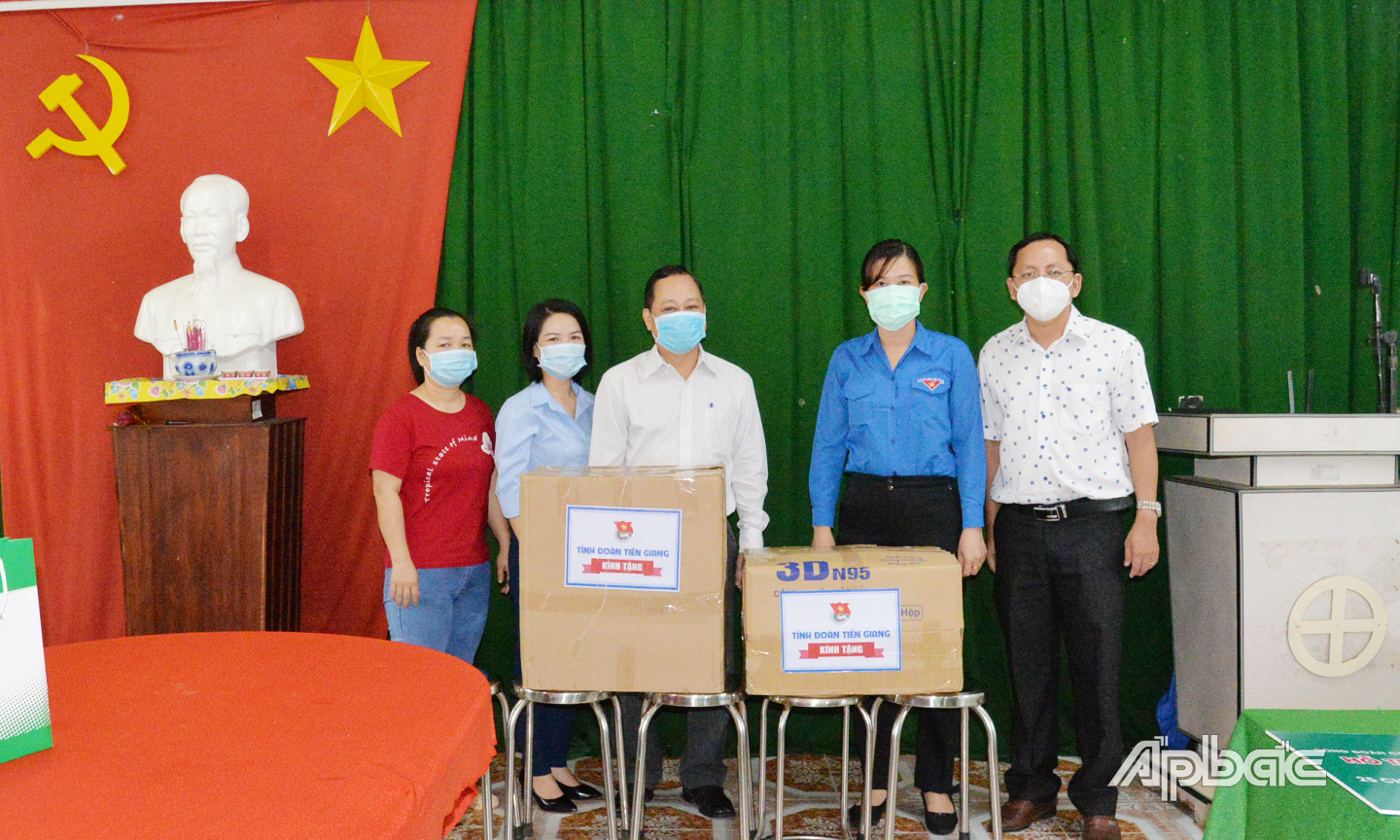 Đại diện Đoàn TNCS Hồ Chí Minh tỉnh Tiền Giang trao tặng khẩu trang y tế cho bệnh viện