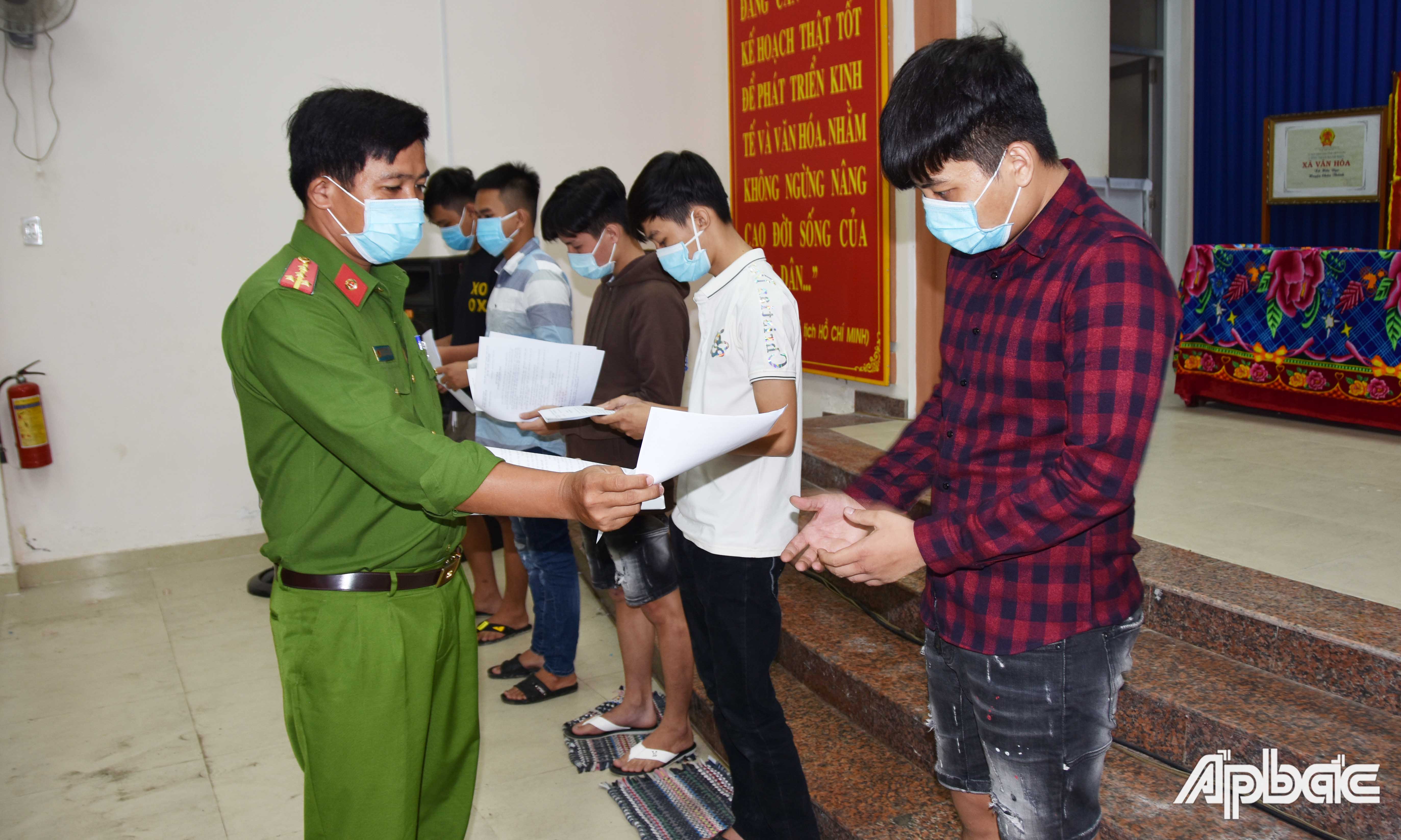 Công an xã Hữu Đạo triển khai quyết định xử phạt hành chính các đối tượng.