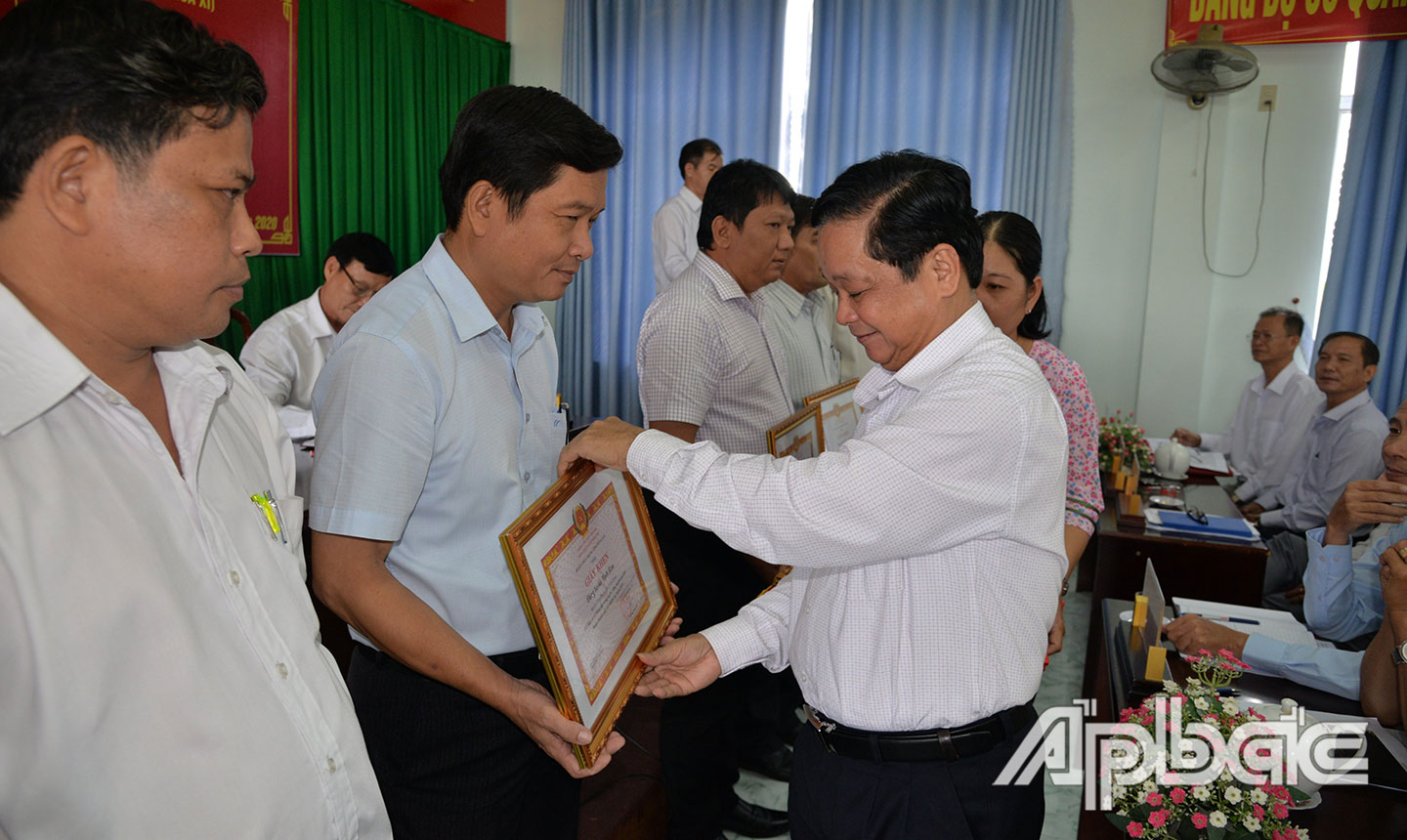 Huyện Châu Thành năng động, sáng tạo trong đẩy mạnh học tập và làm theo Bác, góp phần thực hiện thắng lợi nhiệm vụ được giao. Trong ảnh: Tập thể, cá nhân có thành tích trong công tác tổ chức đại hội chi, đảng bộ cơ sở nhiệm kỳ 2020 - 2025 nhận Giấy khen của BTV Huyện ủy. (Ảnh chụp trước khi bùng phát dịch).