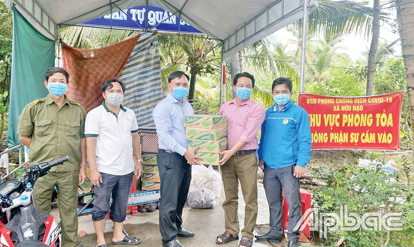 Các cấp Mặt trận và các đoàn thể huyện vận động doanh nghiệp, nhà hảo tâm  hỗ trợ nhu yếu phẩm tiếp tế cho các khu cách ly, phong tỏa.