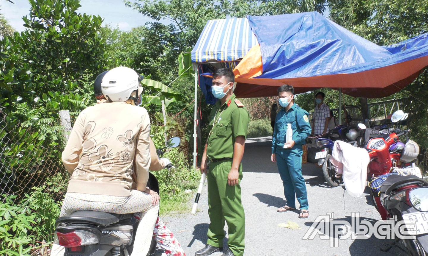 Lực lượng làm nhiệm vụ tại chốt kiểm soát ở ấp 3, xã Thạnh Lộc.