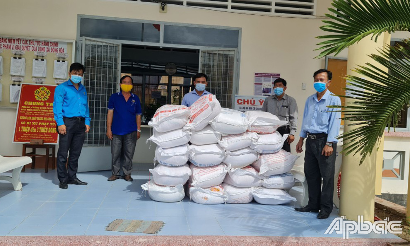 Nhiều doanh nghiệp, mạnh thường quân tặng gạo cho chính quyền địa phương hỗ trợ người dân vượt qua giai đoạn khó khăn