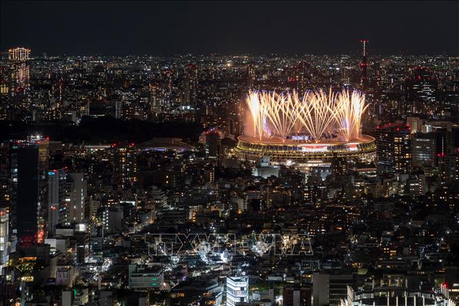 Màn trình diễn pháo hoa tại lễ khai mạc Olympic Tokyo 2020 trên sân vận động Olympic ở thủ đô Tokyo, Nhật Bản, ngày 23/7/2021. Ảnh: AFP/TTXVN