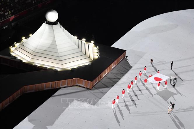 Lễ thượng cờ Nhật Bản tại lễ khai mạc Olympic Tokyo 2020 trên sân vận động Olympic ở thủ đô Tokyo, Nhật Bản, ngày 23/7/2021. Ảnh: AFP/TTXVN
