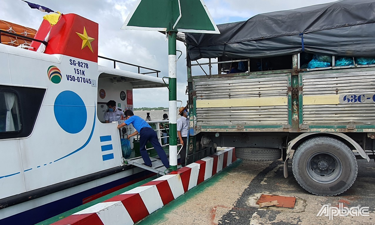 Chuyến hàng nông sản đi TP. Hồ Chí Minh bằng tàu cao tốc xuất phát từ Tiền Giang vào ngày 24-7.