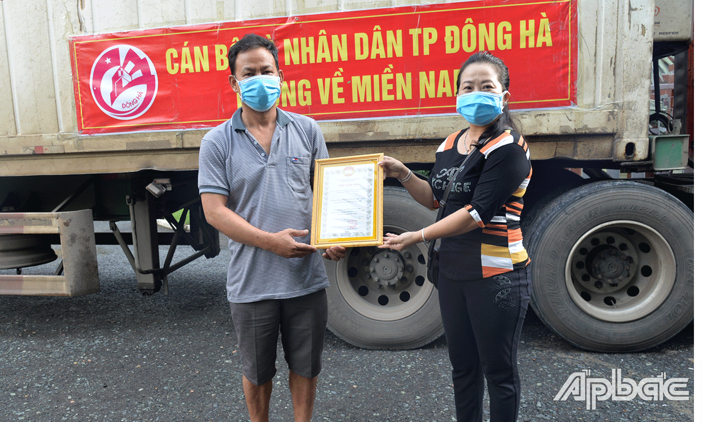 chị Lê Thị Trang, Trưởng Ban Phong trào, Ủy ban MTTTQ tỉnh Tiền Giang trao thư cảm ơn nhân dân Quảng Trị.