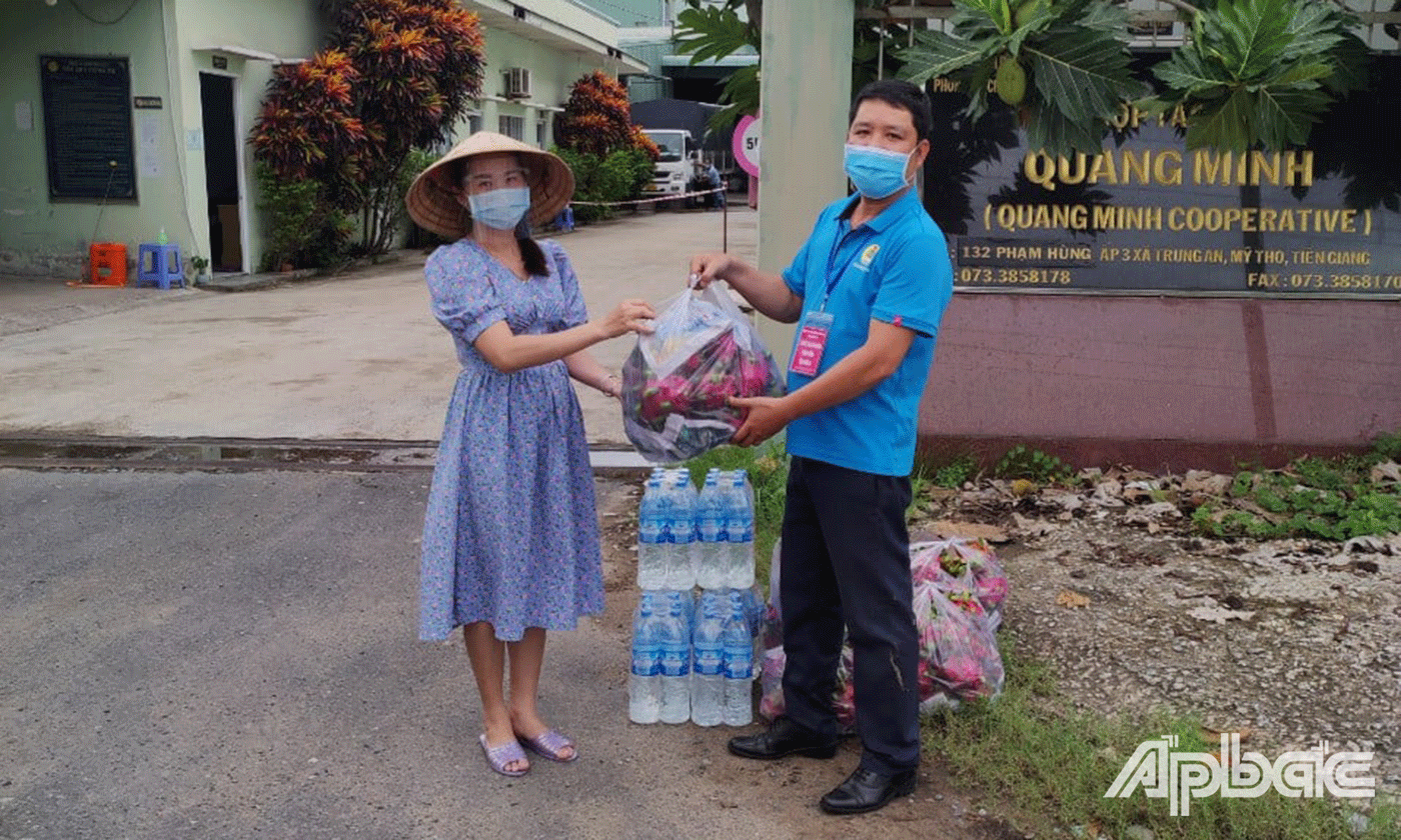 Liên đoàn Lao động TP. Mỹ Tho, tỉnh Tiền Giang đã trao hơn 1,5 tấn trái cây (do Công ty TNHH TMDV Ánh Dương hỗ trợ) gồm: Thanh long, chanh tươi... cho công nhân lao động 