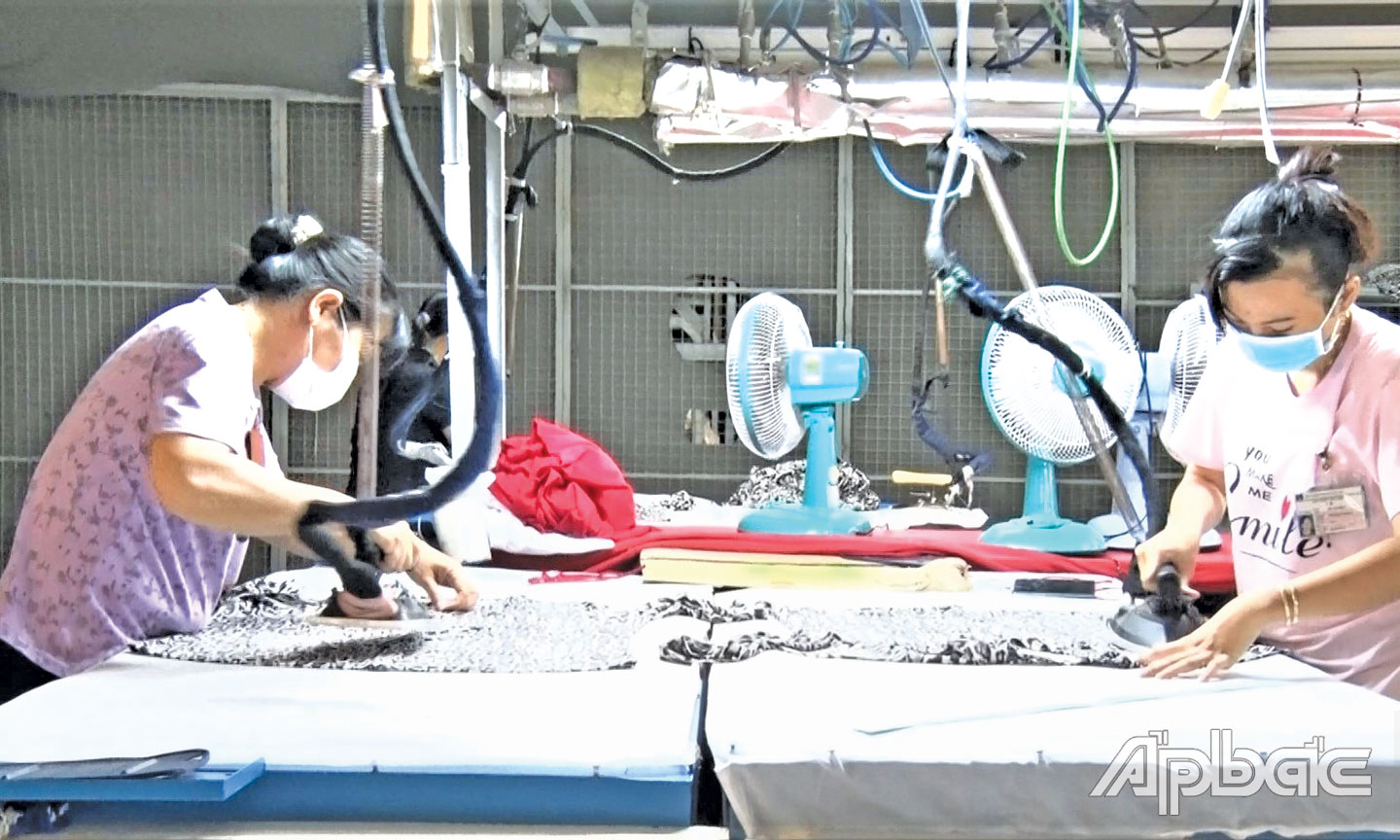 Công nhân làm việc tại Công ty TNHH May Mặc Eco Tank.
