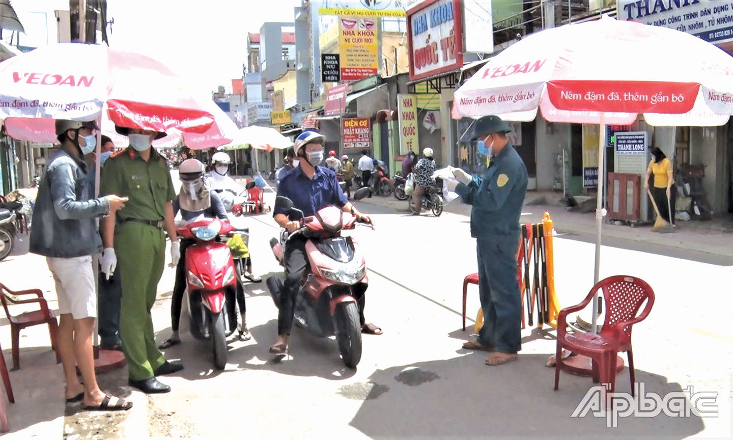 Các lực lượng đang làm nhiệm vụ tại chốt kiểm soát phường 1, TX. Cai Lậy.                   Ảnh: NGUYỄN BẢY