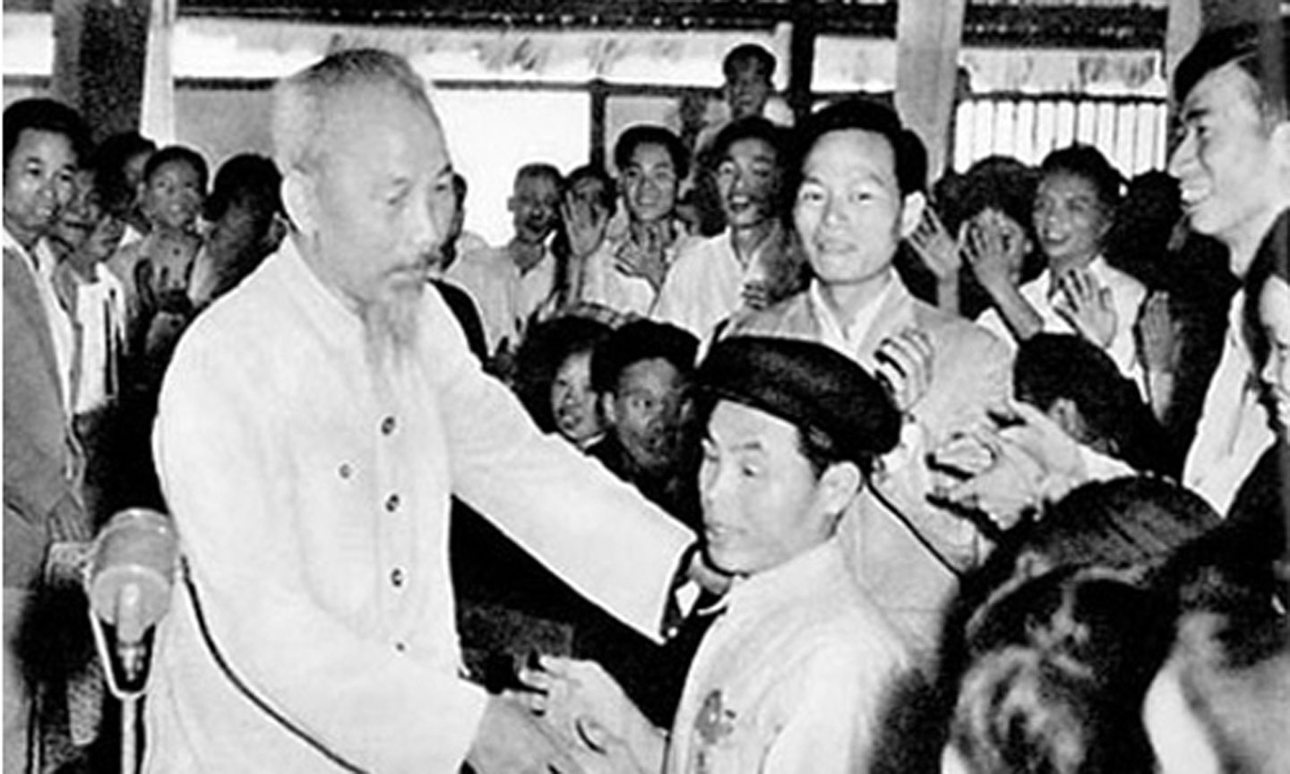 Bác Hồ thăm hỏi chiến sĩ thi đua Phạm Trung Pôn bị mù hai mắt nhưng đã có sáng kiến cải tiến nông cụ 