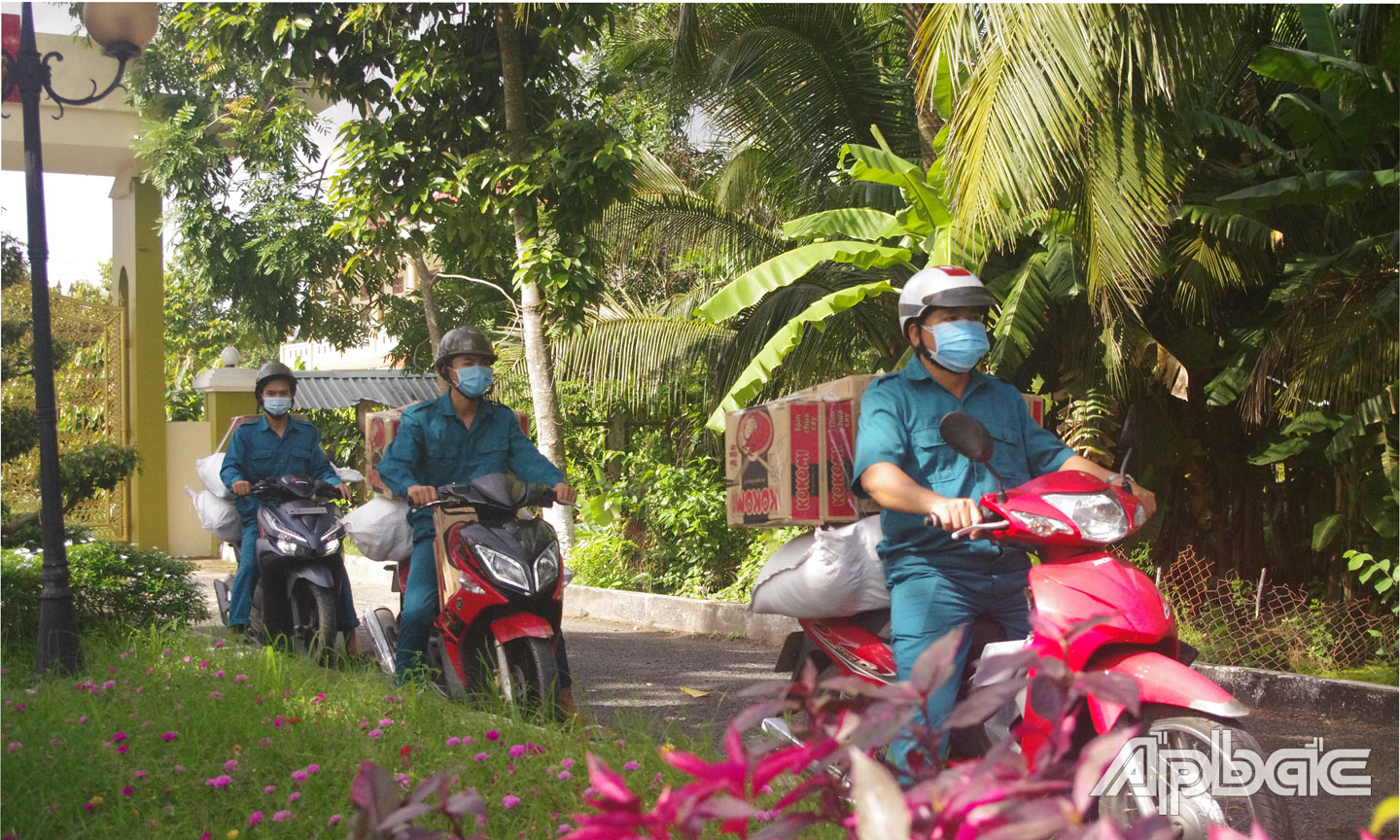 Đồng chí Lê Văn Một, Chỉ huy trưởng Ban Chỉ huy Quân sự xã Mỹ Tịnh An cùng 02 chiến sĩ dân quân tiếp nhận, chuyển phát quà tặng đến các chốt và các hộ gia đình.