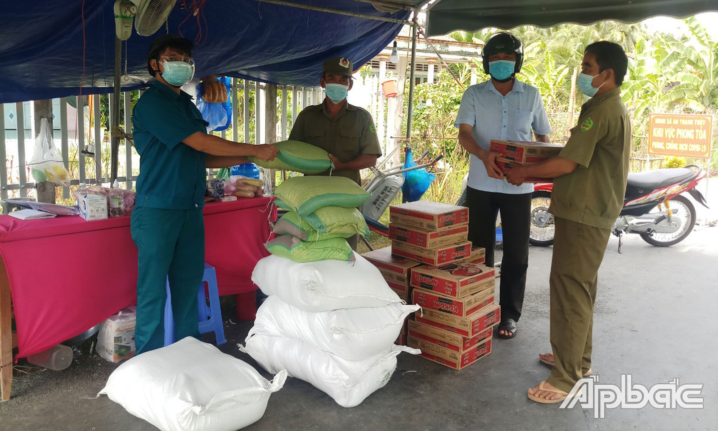 Đồng chí Lê Điền Vinh, Chỉ huy trưởng Ban Chỉ huy Quân sự xã An Thạnh Thủy chuyển phát quà tặng đến chốt phong tỏa ở ấp Thạnh Thới.