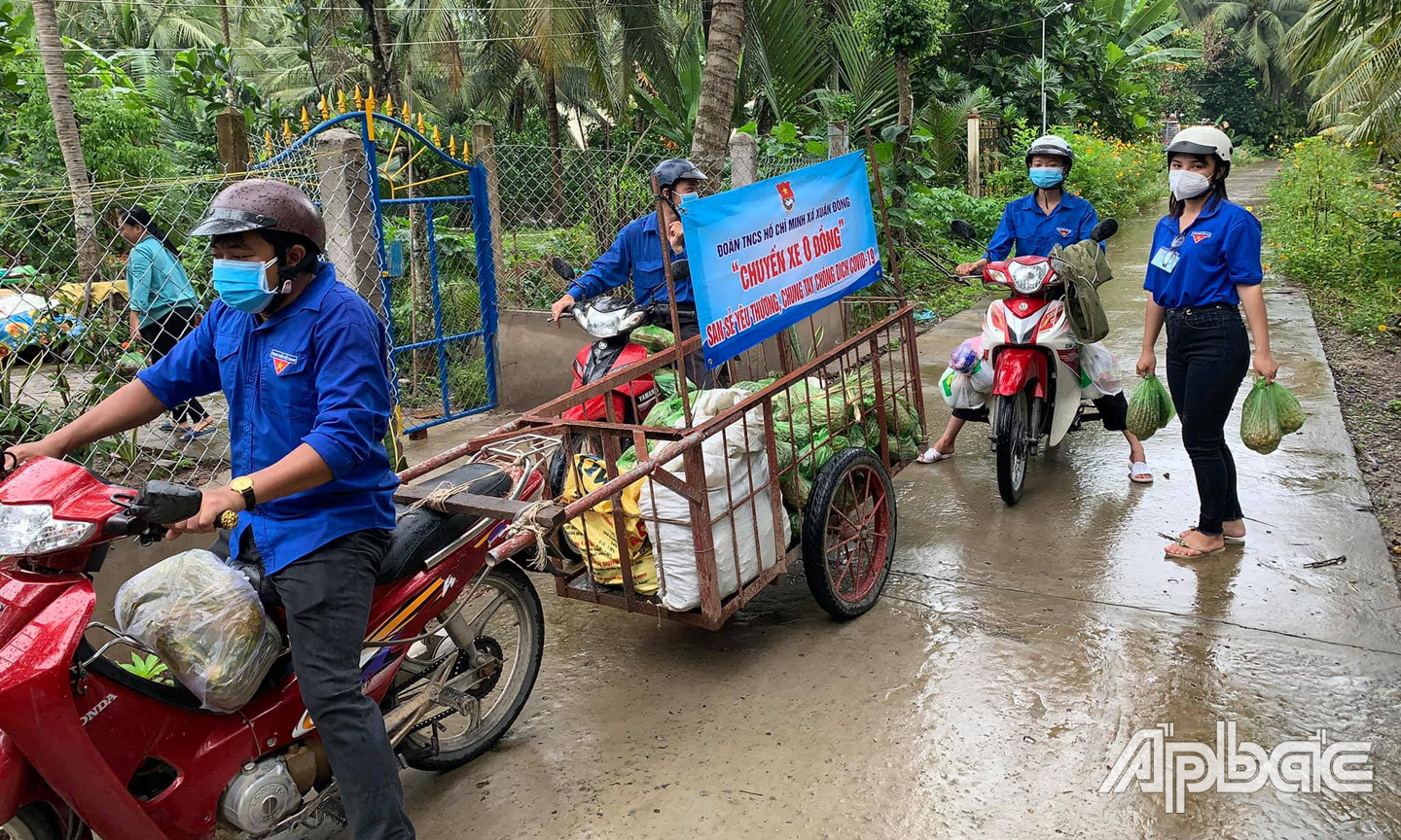 Dù trời mưa, chuyến xe 0 đồng vẫn đi vào từng ngõ ngách đến đến với bà con khó khăn.