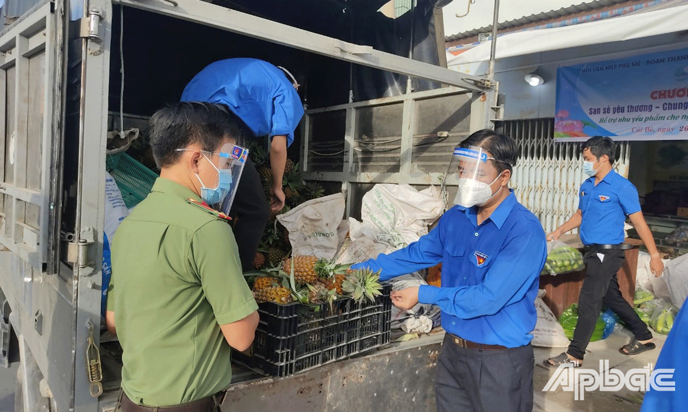 Đoàn viên, thanh niên vận chuyển hàng hóa đến Chương trình