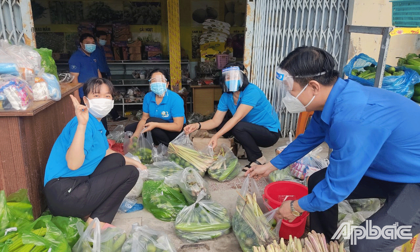 Phân loại hàng hóa để hỗ trợ đến các hộ dân khó khăn