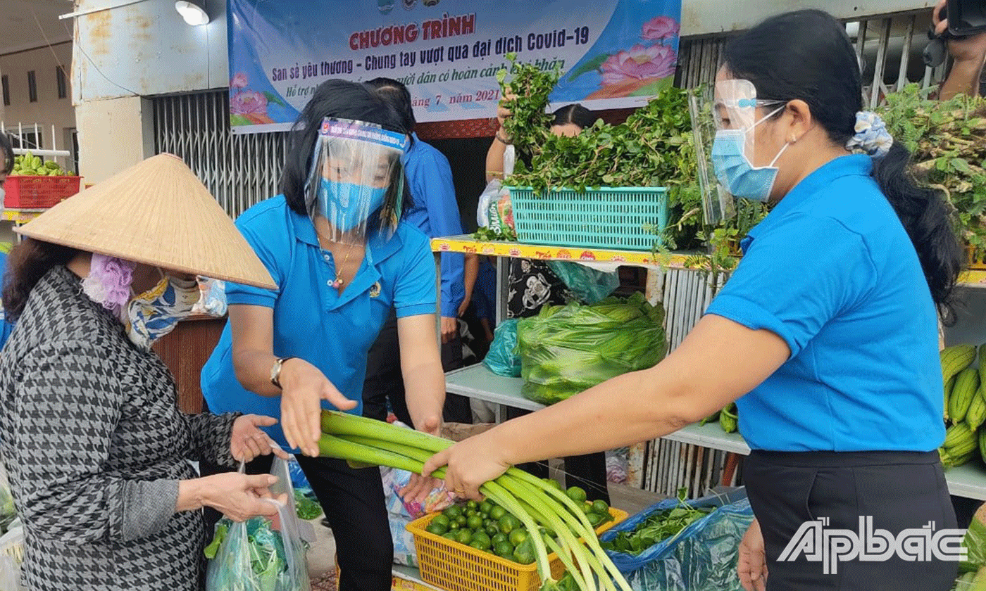cho người dân có hoàn cảnh khó khăn bị ảnh hưởng Covid-19