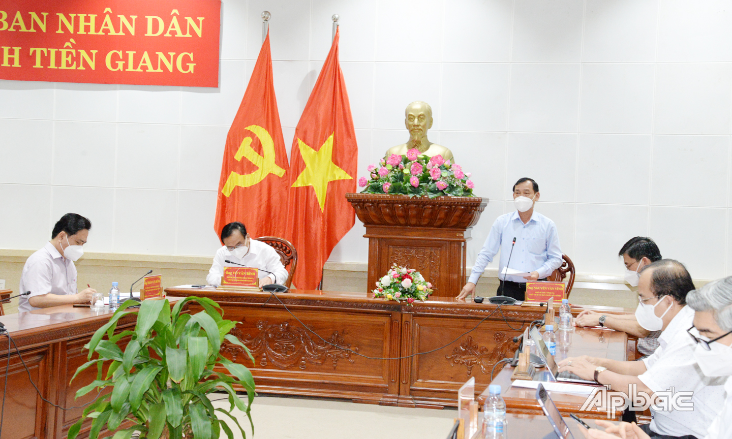 ồng chí Nguyễn Văn Vĩnh, Chủ tịch UBND tỉnh chỉ đạo các địa phương thực hiện chủ trương người dân không ra đường trong khoảng thời gian từ sau 18 giờ đến trước 6 giờ sáng hôm sau