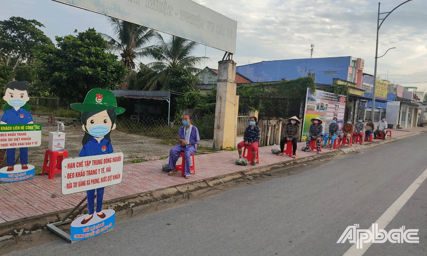Người dân đến nhận quà hỗ trợ từ Chương trình đảm bảo giữ khoảng cách