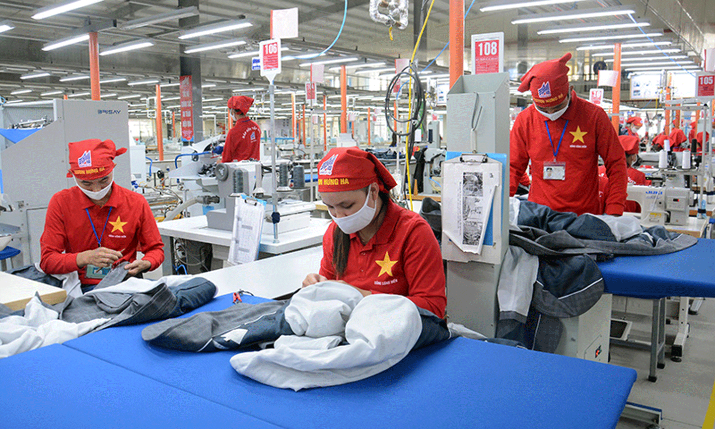 Xưởng sản xuất áo veston xuất khẩu tại Xí nghiệp may Hưng Hà (Thái Bình). Ảnh: Minh Hà