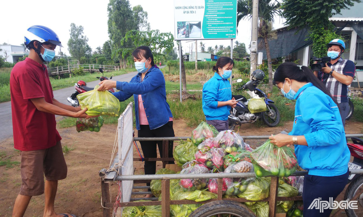 Xã đoàn Phú Đông tổ chức “Gian hàng 0 đồng”.