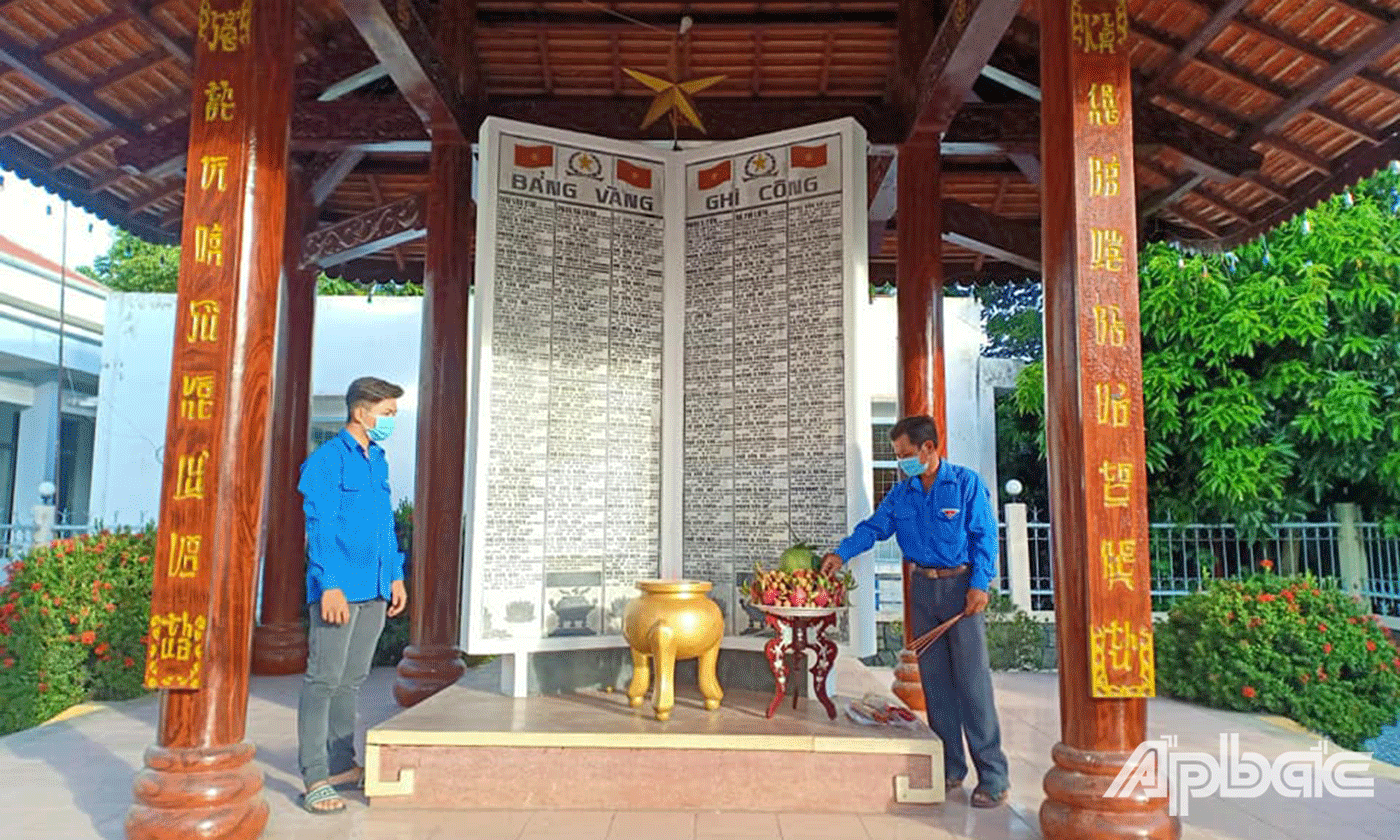 xã đoàn Long Tiên đến thắp hương tại nhà bia ghi danh liệt sĩ của xã,