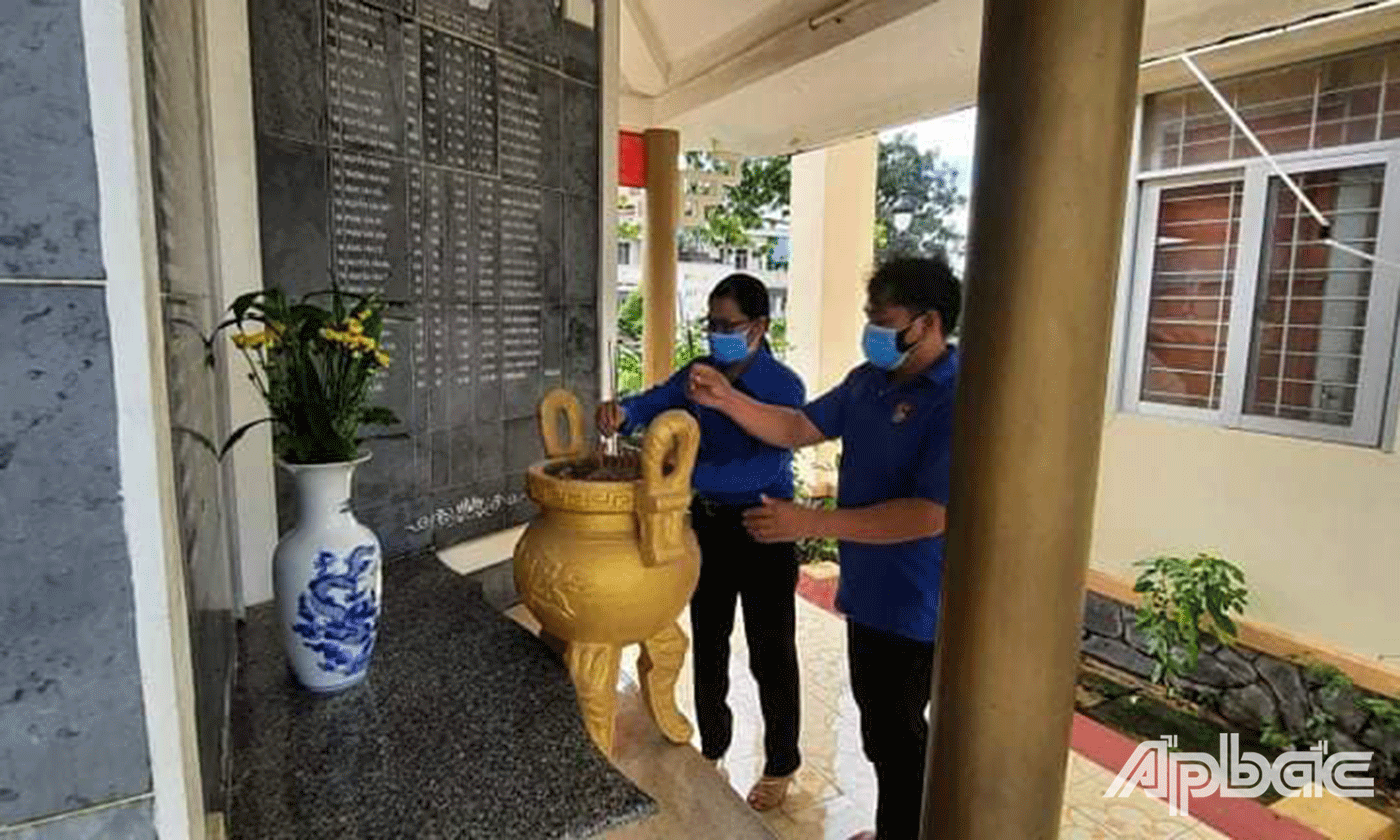Xã Đoàn - Ủy ban Hội Liên hiệp Thanh niên xã Tân Đông tổ chức dọn nhà bia ghi danh liệt sĩ xã và thắp hương cho các anh hùng liệt sĩ tại nhà bia ghi danh liệt sĩ xã