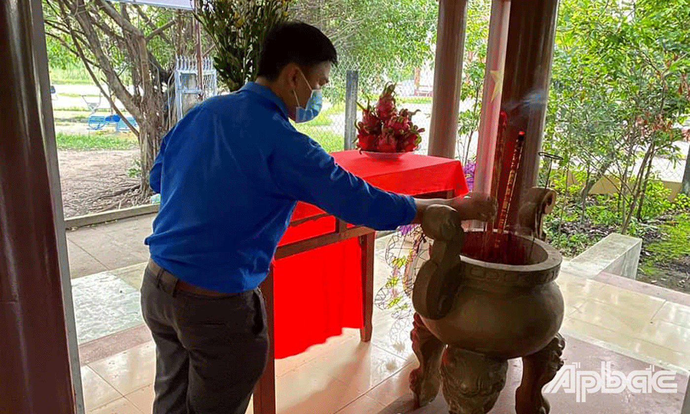 Tuổi trẻ Thị trấn Tân Hiệp, huyện Châu Thành thắp nến tri ân tưởng nhớ các anh hùng liệt sĩ