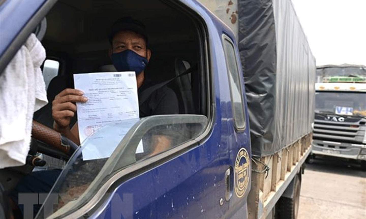 Một tài xế có kết quả âm tính khi xét nghiệm nhanh tại chốt kiểm soát Trạm thu phí cao tốc Pháp Vân-Cầu Giẽ. (Ảnh: Thành Đạt/TTXVN)