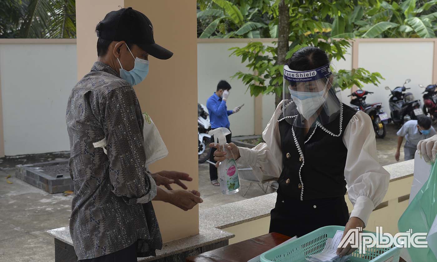 Công tác đảm bảo an toàn phòng chống dịch tại gian hàng được chú trọng.