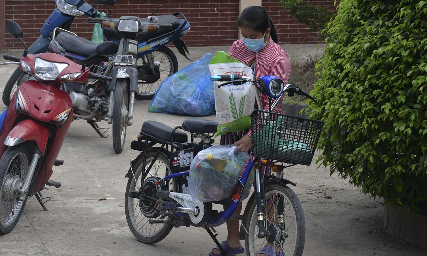 Người dân ra về với các giỏ hàng đầy ấp nhu yếu phẩm miễn phí.