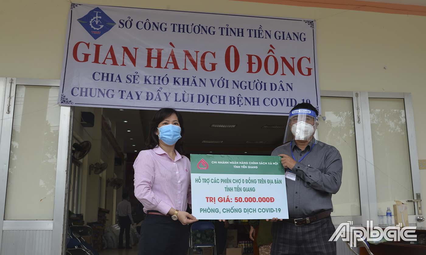 Ngân hàng Chính sách Xã hội tỉnh trao bảng tượng trưng số tiền 50 triệu đồng cho lãnh đạo Sở Công thương.