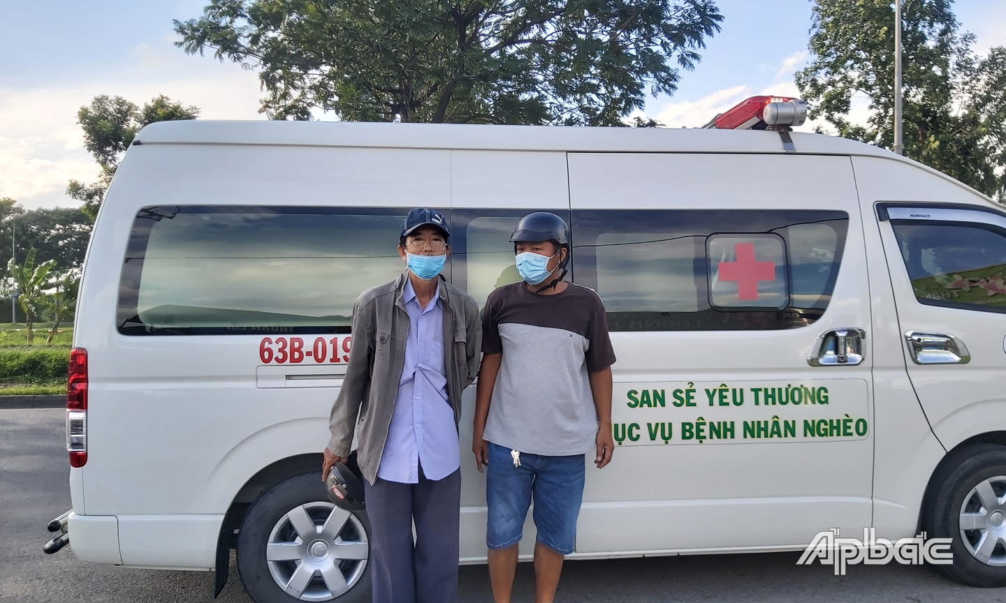 Ông Lộc  được xe cứu thương từ thiện San sẻ yêu thương đưa về gia đình.
