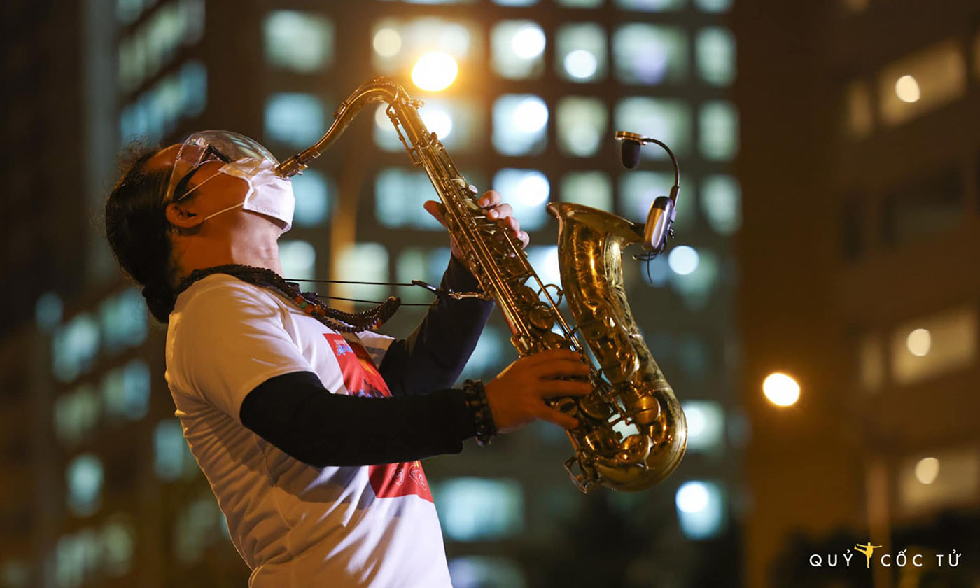 Nghệ sĩ Trần Mạnh Tuấn... đeo khẩu trang thổi saxophone tại sân bệnh viện dã chiến. 