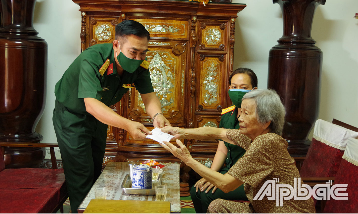 Đại tá Phan Triết Khoa tặng các phần quà cho các đối tượng gia đình chính sách của địa phương.