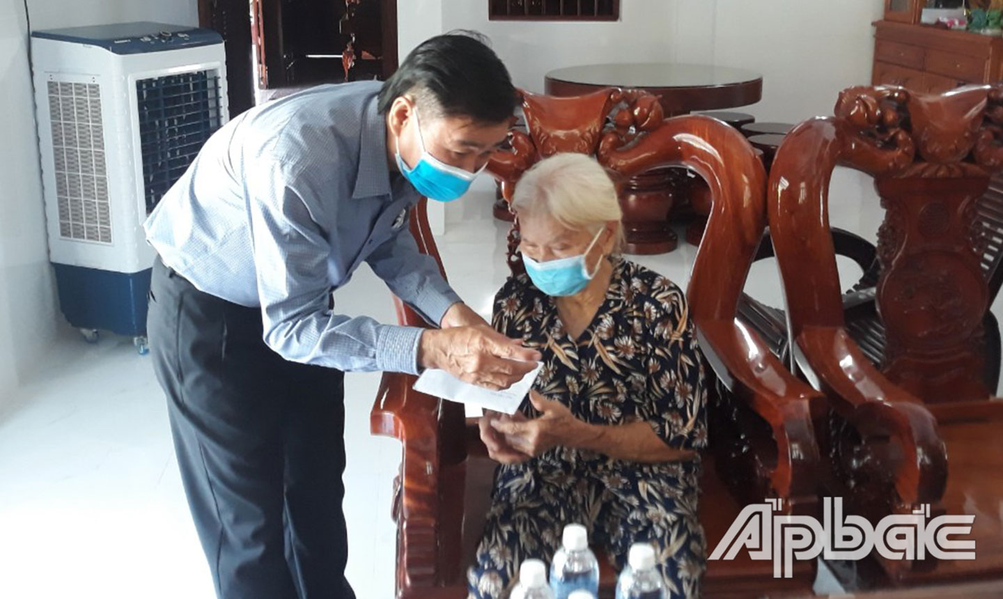 Ông Nguyễn Tấn Tài -Bí thư Chủ tịch UBND xã Bình Ninh trao quà mẹ Việt Nam anh hùng