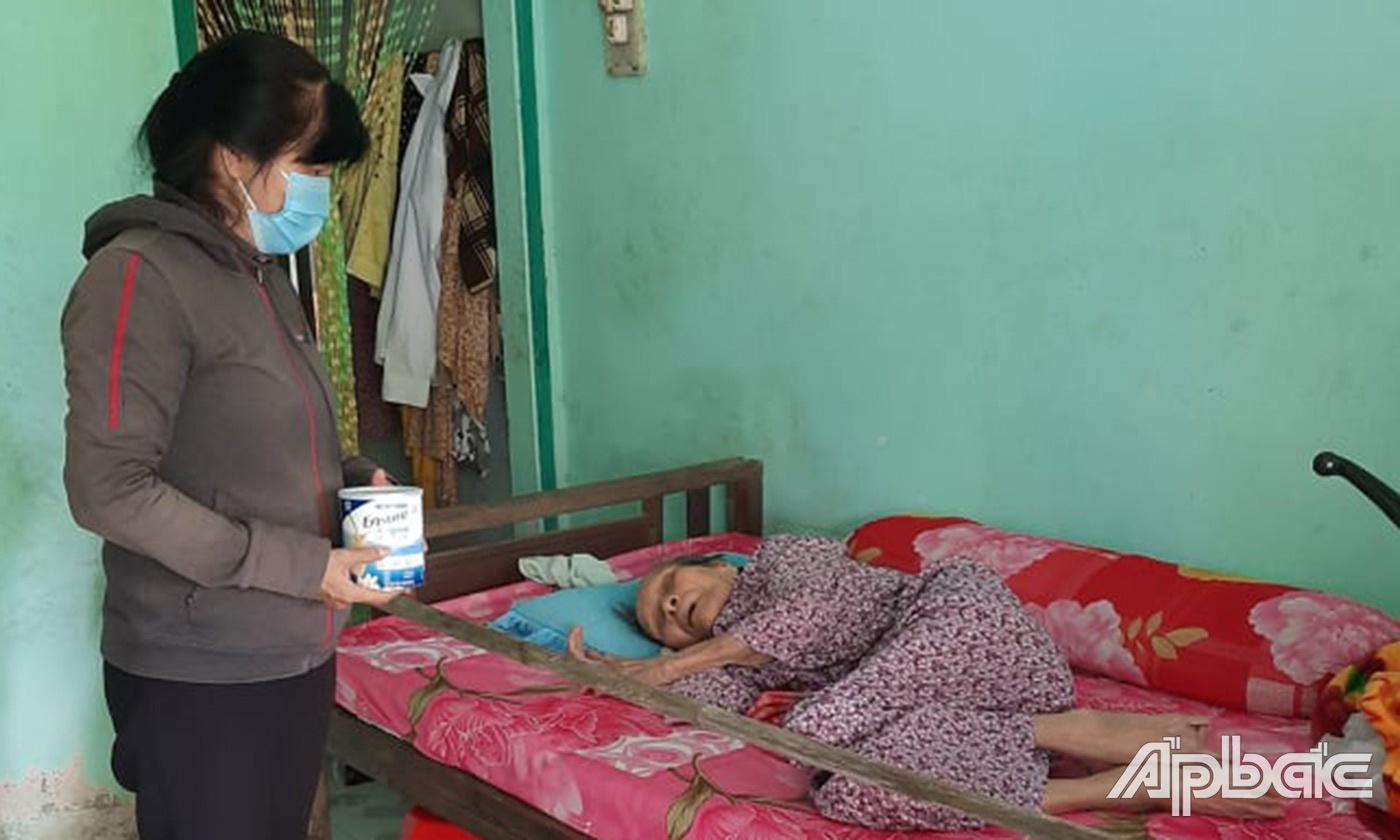 lãnh đạo Hội Liên hieepj phụ nuex huyện đến thăm, tặng quà Mẹ VNAH tại xã Thạnh Nhựt