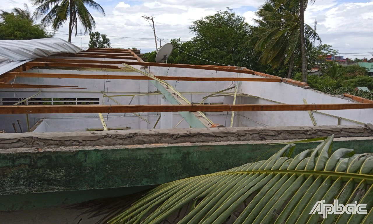 Nhà người dân bị tốc mái do mưa dông.