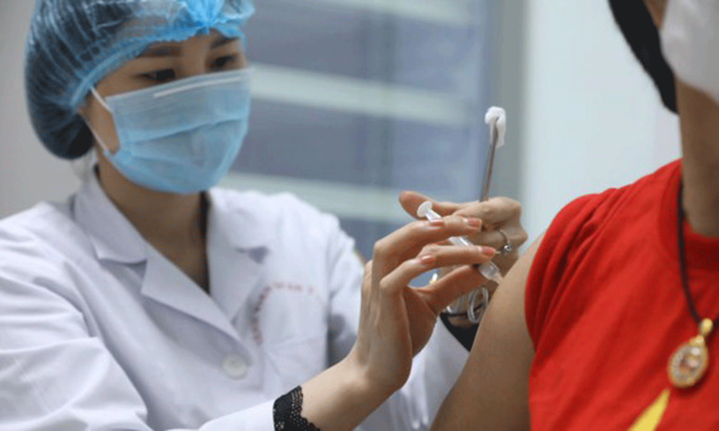 Tình nguyện viện được tiêm mũi 2 giai đoạn 2 thử nghiệm lâm sàng đối với vaccine Nano Covax. Ảnh: VGP
