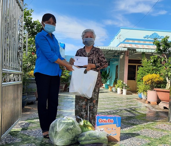 Đồng chí Trần Tuyết Nhung - Chủ tịch LĐLĐ thị xã Gò Công thăm, tặng quà cán bộ Công đoàn thị xã đã nghỉ hưu
