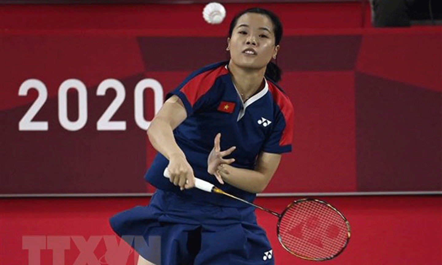 VĐV cầu lông Nguyễn Thuỳ Linh thi đấu trong trận gặp đối thủ Thụy Sĩ Sabrina Jaquet tại Olymic Tokyo 2020 ngày 28/6/2021. (Ảnh: AFP/TTXVN)