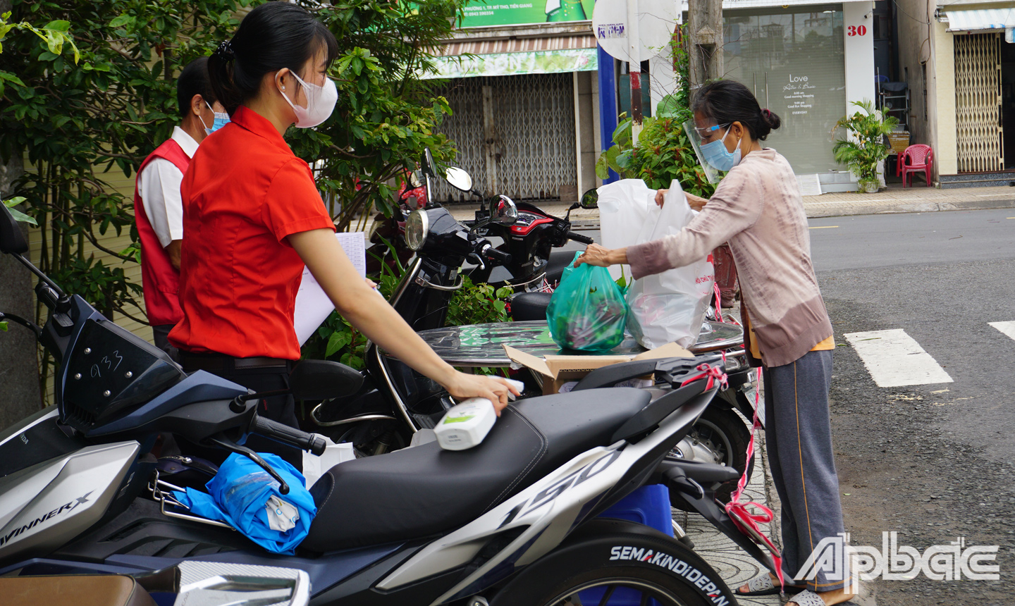 Trao quà cho hộ gia đình khó khăn, thu nhập thấp  