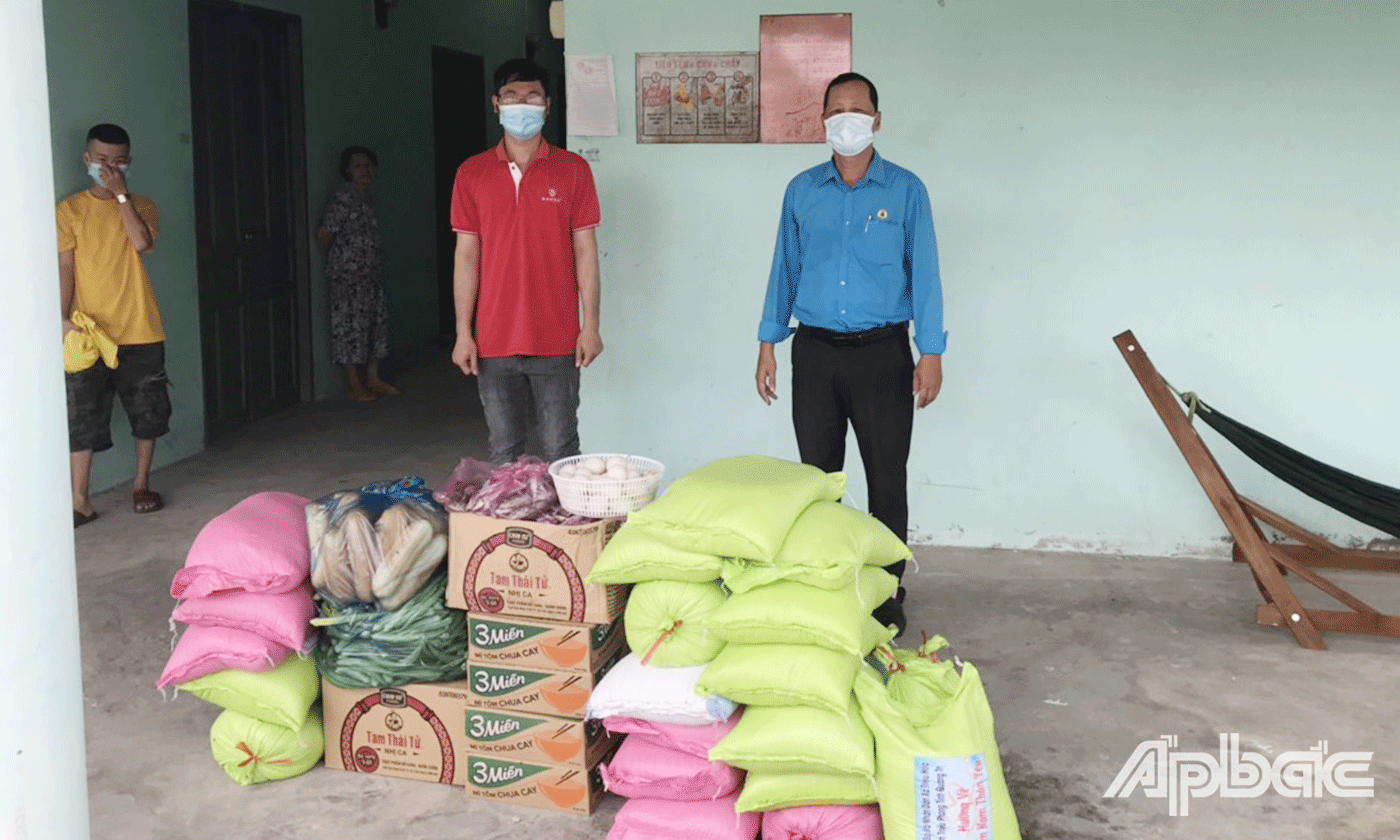 Tổ chức thăm, tặng quà nhu yếu phẩm cho công nhân lao động, người dân có hoàn cảnh khó khăn tại các khu nhà trọ