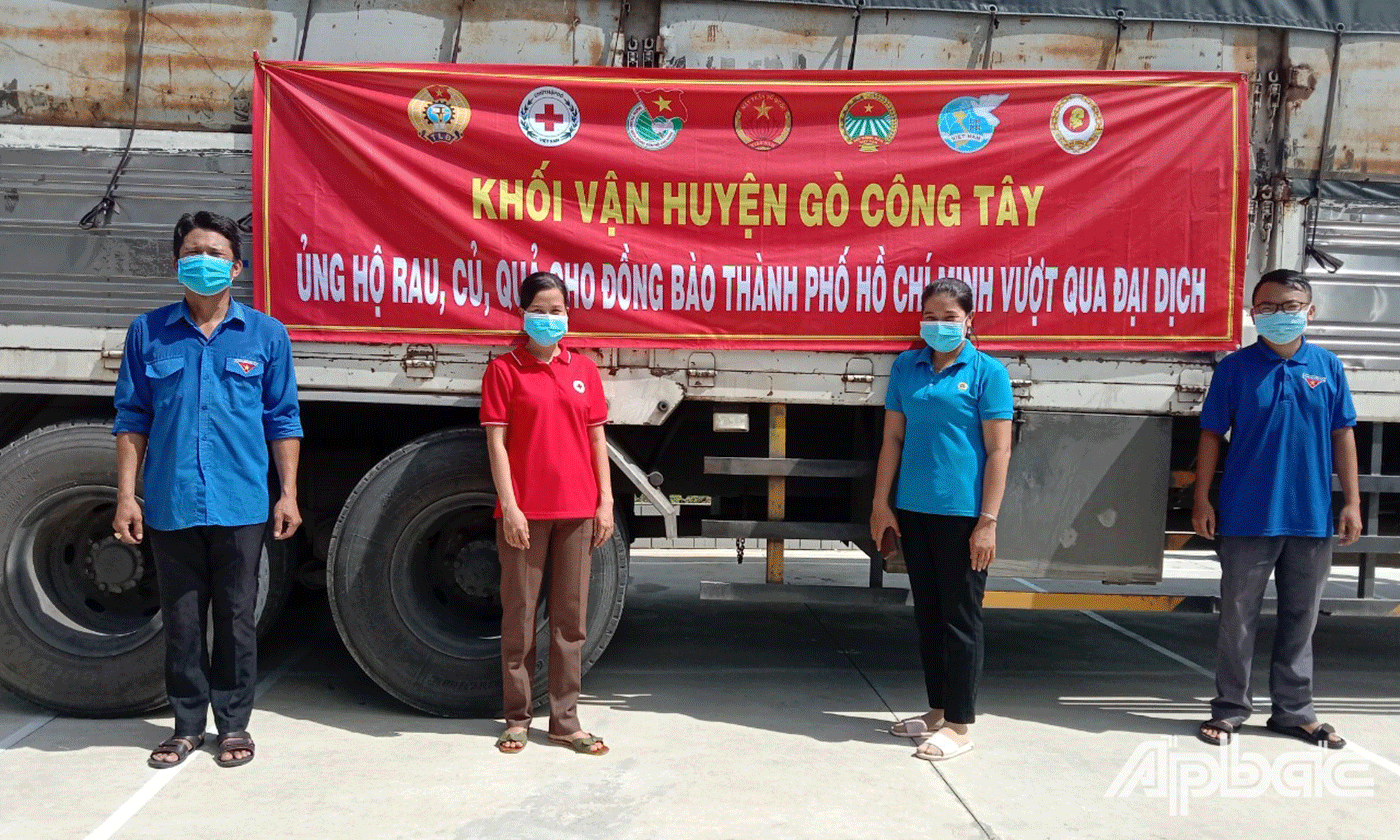 LĐLĐ huyện Gò Công Tây tham gia thu hoạch, vận chuyển rau hỗ trợ người dân TP. Hồ Chí Minh khó khăn do ảnh hưởng dịch Covid-19